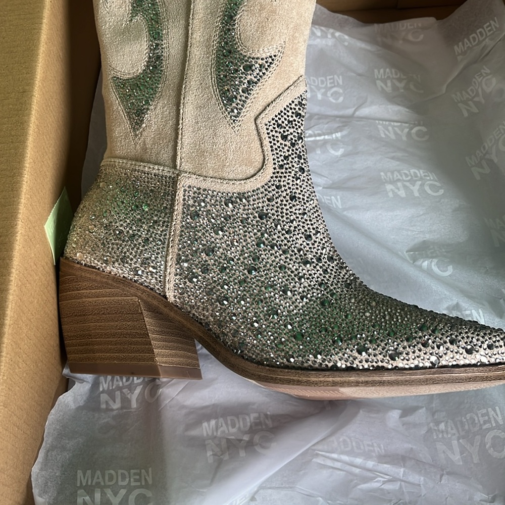 NWT boots size 6 cream color with silver - Picture 2 of 7